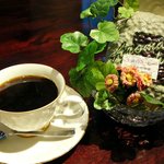 珈琲さろん午後 - コーヒー、紅茶（おかわり付き）　\420