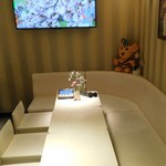 Tsukiai - ゆったり白いソファーのテーブル席