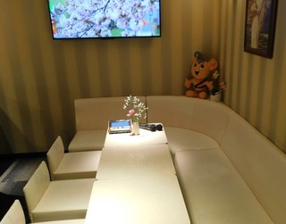 Tsukiai - ゆったり白いソファーのテーブル席
