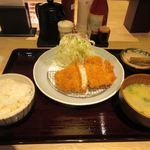 とんかつ薩摩 - 暫く待つと注文したロースカツランチ９３０円の出来上がりです。