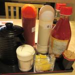 とんかつ薩摩 - テーブルには様々な調味料が置いてあるんで好みの味のトンカツが楽しめますよ。
