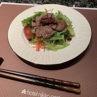 鉄板焼 銀杏 ホテル日航大阪 - 牛タンのせサラダ〜♡