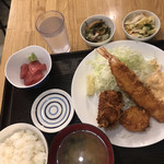 小田保 魚河岸店 - フライ盛り合わせ定食１５５０円とまぐろぶつ５００円。本日の惣菜は白菜の浅漬けとなめこおろしでした。前菜がわりにもなります( ◠‿◠ ) 。まぐろぶつはトロに近い部位で、とても美味しかったです（╹◡╹）