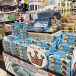 前沢サービスエリア(上り線)ショッピングコーナー - さんりくの塩マカロンはお土産コーナーにずらりと並んでいます