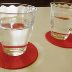 珈琲豆カノン - DURALEXのグラスに赤いコースター