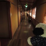 金谷 - 1階は精肉店になっていて、2階へは靴を脱いで上がります。2階に上がると長い廊下にびっくり！奥まで個室が続いてます。木造の建物は趣があっていいなぁ。ちびつぬ「さすがは歴史のあるお店ね～」 