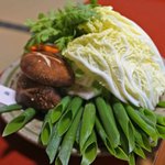金谷 - 鉄鍋が用意されて、野菜、お肉が運ばれてきました。