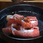 金谷 - すき焼きはお店の人が作ってくれるんだよ。味付けは関西風で、割り下を使わず砂糖と醤油のみ。野菜を入れる前に、まずはお肉を1枚ずつ焼いてくれます。 