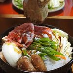 金谷 - お肉の味見が済んだ後は、普通に野菜、お肉を鍋に入れてすき焼きを作ってくれます。お店の人は砂糖、醤油を目分量で入れてるけど、これで絶妙な味付けになるのがすごいねぇ。ちびつぬ「さすがはプロね～」 