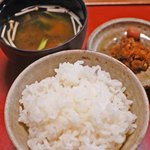 金谷 - ごはんとお味噌汁、漬物は伊賀漬だよ。ごはんはお櫃で持って来てくれるのでおかわり自由です。外食ですき焼きって贅沢なので、ボキらはあまり食べないけど、どうせ食べるなら確実に美味しいお店で食べたいよね。そういう時に、こちらのお店はおすすめできると思います。