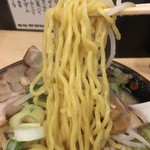 北海道らーめん みそ熊 - 麺アップ