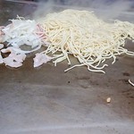 元祖八昌 - 隣で焼きそば作ってた美味しそう～