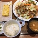 やよい軒 平塚店 - たっぷり野菜の肉野菜炒め定食 820円
                                ※玉子焼き クーポン無料