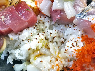Mitakazushi - 中生ちらし（大盛り）寿司飯には白ゴマが振られています