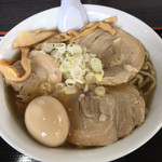 自家製太麺 渡辺 - らー麺 並680えん 煮豚300えん 味玉100えん
      この後に細替玉100えん