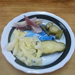 伊勢屋酒店 - サービスの漬物。
