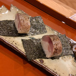 Chiso Kondou - 鯖の押し寿司 肉厚の鯖。パリパリの海苔で巻いていただきます。