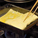 松や酒店 - だし巻きを作っているところ