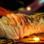 松や酒店 - 鶏肉を炙っているところ