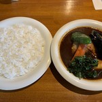 カレーリーフ - スリランカカリー  チキンと野菜のカリー  950円