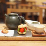 茶寮 フクチャ - 煎茶、苺フラワー最中