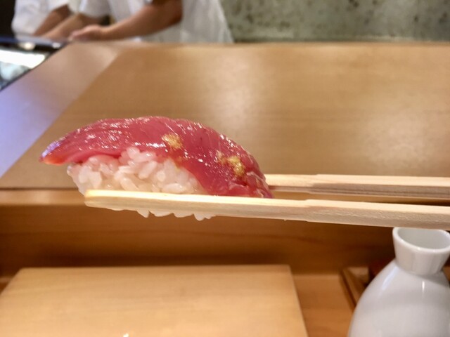 五代目 内田 正 親方と六代目 山下大輔 親方が揃って漬け場で江戸前