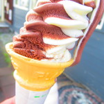 街の洋食屋 U'z-sky Farm - バニラ＆チョコソフトクリーム　２５０円（税込）【２０１９年８月】