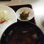 和風ステーキ&洋食の店 いまい - 赤出汁味噌汁　チンチンです。　漬物