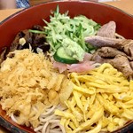 更科 - 具材も多めに乗っているのが凄いっ！