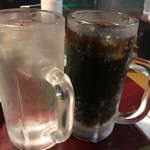 Emmusubi - ジョッキのコーラと水