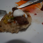 UNICO - パンに乗せた切り身にソースを乗せて