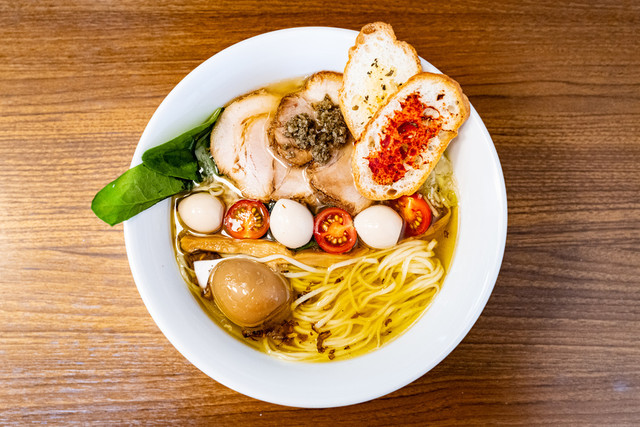 和 洋のハイカラ塩ラーメン 900 By Spiral ラーメン屋モン吉 亀田 つけ麺 食べログ 和 洋のハイカラ塩ラーメン 900 By Spiral ラーメン屋モン吉 亀田 つけ麺 食べログ