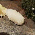 五反田鮨 SUSHI TOKYO 81 - 白烏賊を塩で。台に煮きり付着してるけど塩で。