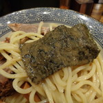 煮干し中華そば 一剣 - 浸した海苔が旨いね～