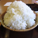 あしずり定食センター - そしてびっくりしたのは御飯の量、これで普通盛りです。