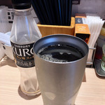 Itto - 黒烏龍茶はキンキンに冷えたステンレスグラスで提供