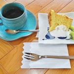 cafe ねここのいえ - 珈琲・タンザニア（500円）、ミニケーキ付き