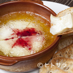 Uotatsu - カマンベールチーズの陶板焼き（バケット添え）