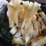 Mendokoro Isetoku - 麺は普通の幅で、厚さは薄目です