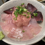 湘南 魚つる - 三色丼…スマのたたきと天然鯛とドーンとネギトロ(^◇^;)