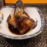 Genkai Zushi - お通しのアラ炊き  カンパチかな？