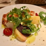 横浜馬車道 旬の肉料理イタリアン オステリア・アウストロ - 2019.8.  信州『川中島白桃』と水牛のモッツァレラ『ブッファラ』自家製生ハムのサラダ