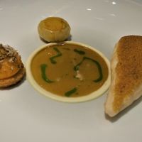 フィリップ・ミル 東京 - 北海道産ホタテのポワレ　高農園のズッキーニ　クレソンのソースと柑橘の香り