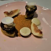 フィリップ・ミル 東京 - イチジクのタルトとフロマージュブランのムース　シェリー香るアイス、ピーナッツのアクセント