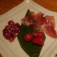 ダイナミックキッチン＆バー 響  西新宿野村ビル店 - 赤酢らっきょうが加わった定番の「生ハムと白サラミ」