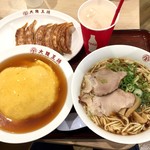 大阪王将 - 尾道ラーメンとふわとろ天津飯のセットの麺大盛り、餃子とカルピスのM