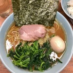 横浜ラーメン 武蔵家  - 半熟味玉ラーメン中（850円） ほうれん草増し（100円）