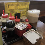 長浜ラーメン力 - 卓上、色々味変出来ます。ウスターソースが◎