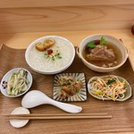 叙序圓 - パクテー&日替り/ピータン粥（小）&小鉢3品
