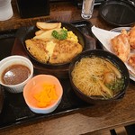 小樽 なると屋 - チーズ鶏ハンバーグ定食 660円 鶏そうめん変更プラス100円、ザンギ 650円(全て税込)